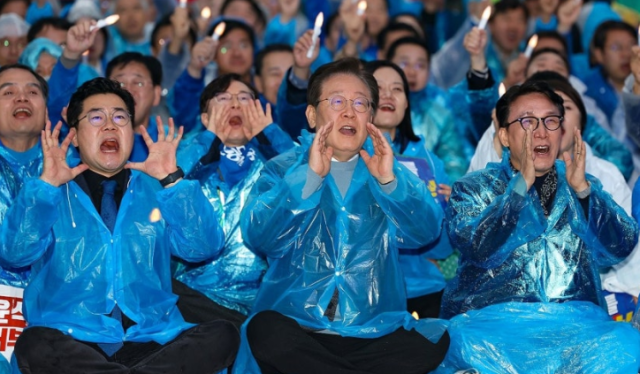 더불어민주당 이재명 대표와 지도부 의원들이 2024년 11월 16일 오후 서울 광화문광장 인근에서 열린 