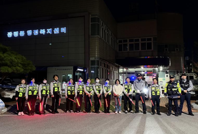 구미경찰서 신평파출소 경찰관들과 광평동행정복지센터 직원, 광평자율방범순찰대원 등 민·관·경 합동순찰반 관계자들이 지난 22일 오후 범죄 취약지역인 구미시 광평동 일대에서 이상동기범죄 예방을 위한 야간 합동순찰 및 방범 시설물 점검을 실시하고 있다. 사진=구미경찰서 제공