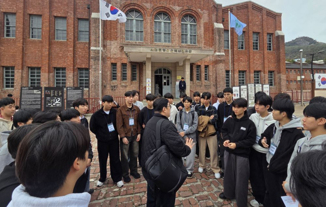 대구 영진고 학생들이 서대문형무소 역사관 본관 앞에서 인솔 교사의 역사 해설을 경청하고 있다. 영진고 제공