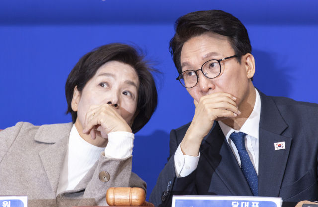 더불어민주당 김민석 대표가 28일 국회에서 열린 최고위원회의 도중에 최민희 최고위원과 대화하고 있다. 연합뉴스