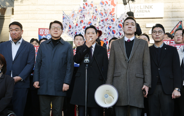 국민의힘 장동혁 대표가 28일 6·3 지방선거 투표용지 부족 사태 등을 수사하는 이태한 선거관리위원회 특별검사팀의 서울 잠실 올림픽 공원 투표지 공개검증 현장을 찾아 기자회견을 하고 있다. 연합뉴스