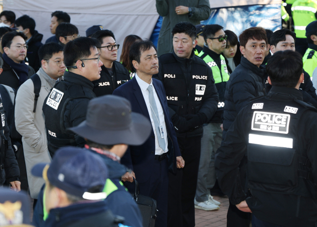 이태한 선거관리위원회 특별검사가 28일 6·3 지방선거 투표용지 공개 검증을 위해 서울 올림픽공원 핸드볼경기장에 도착해 출입구를 살피고 있다. 연합뉴스