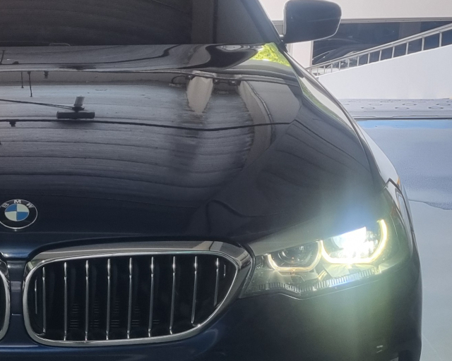 헤드라이트 주간등에 황변현상이 지속되면서 라이트가 꺼져버린 BMW 헤드라이트 모습. 독자제공