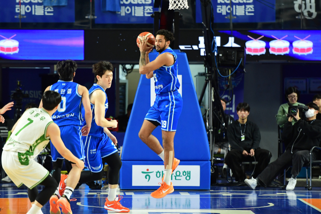 프로농구 대구 한국가스공사 페가수스의 케베 알루마가 28일 대구체육관에서 열린 원주 DB 프로미와의 경기에서 리바운드를 시도하고 있다. KBL 제공