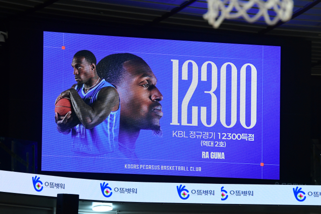 프로농구 대구 한국가스공사 페가수스와 원주 DB 프로미의 경기가 열린 28일 대구체육관 전광판에 라건아의 KBL 역대 두 번째 1만2천300득점을 축하하는 이미지가 전시됐다. KBL 제공