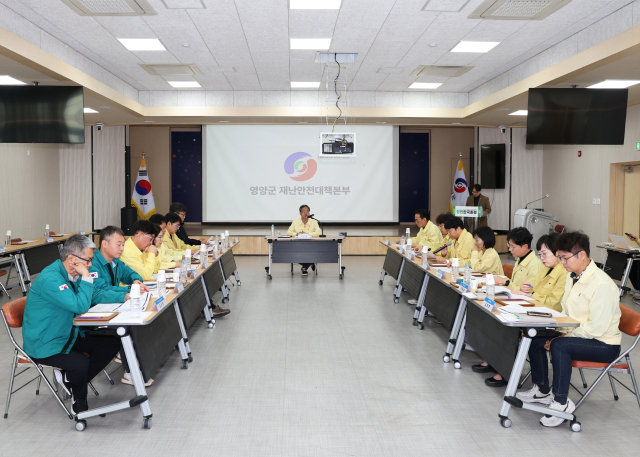 지난 28일 영양군청 대회의실에서 대형 산불 발생에 대응한 토론 훈련이 진행되고 있다. 이날 훈련은 실내 훈련과 영양공설운동장에서 진행된 실외훈련으로 이뤄졌다. 영양군 제공