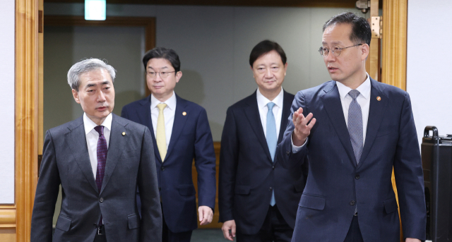 이형일 부총리와 신현송 한국은행 총재 등 금융 관련 수장들이 29일 서울 중구 은행회관에서 열린 확대거시경제금융회의에 입장하고 있다. 왼쪽부터 신현송 한국은행 총재, 이억원 금융위원장, 이찬진 금융감독원장, 이형일 부총리 겸 재정경제부 장관. 연합뉴스