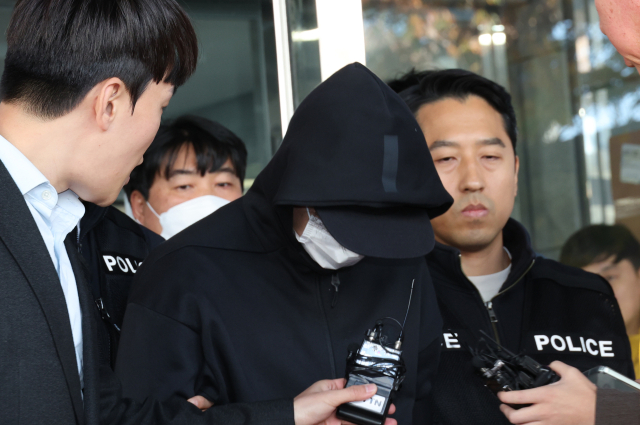 스토킹 피해 신고를 했던 여성을 살해한 혐의(살인)를 받는 40대 남성이 27일 구속 전 피의자 심문(영장실질심사)을 받기 위해 대전 동부경찰서 유치장을 나서고 있다. 연합뉴스