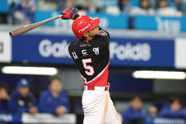 26일 대구 삼성라이온즈파크에서 열린 2026 KBO 포스트시즌 플레이오프 삼성 라이온즈 대 KIA 타이거즈 1차전. 8회 초 무사 때 KIA 김도영이 2루타를 치고 있다. 연합뉴스