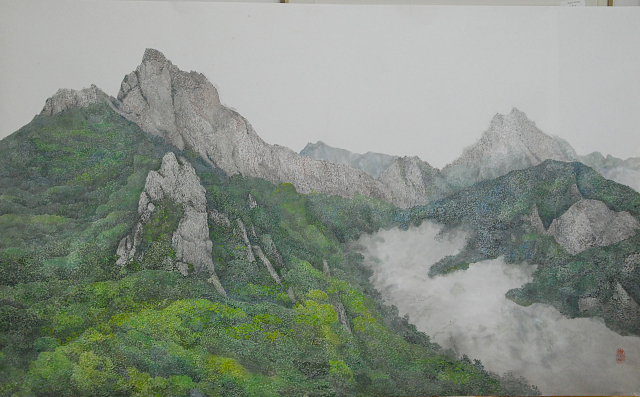 조홍근, 설악이 숲을 품다, 한지에 수묵담채, 165&times;100cm, 2026