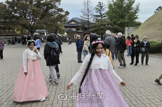 경주 대릉원을 방문한 외국인 관광객들이 한복을 입고 걷고 있다. 김진만 기자
