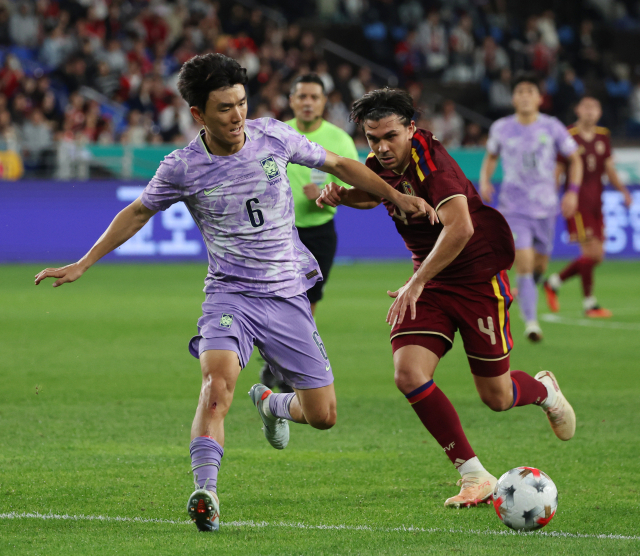 황인범(왼쪽)이 2일 울산 문수축구경기장에서 열린 대한민국과 베네수엘라의 축구 국가대표팀 평가전에서 공격을 전개하고 있다. 연합뉴스