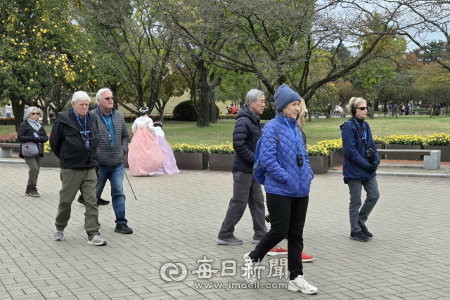 경주 대릉원을 찾은 외국인 관광객들 모습. 김진만 기자