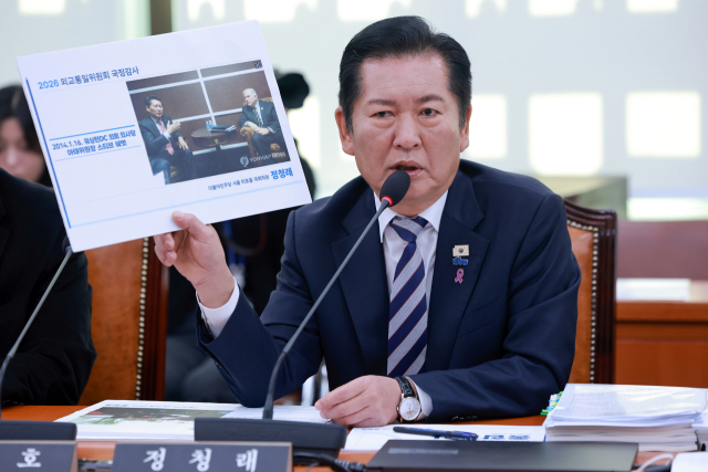 27일 국회 외교통일위원회에서 열린 외교부, 통일부 등에 대한 종합감사에서 더불어민주당 정청래 의원이 미국 비자를 발급받지 못해 미주반 국정감사에 합류하지 못한 것과 관련해 신상 발언하고 있다. 연합뉴스
