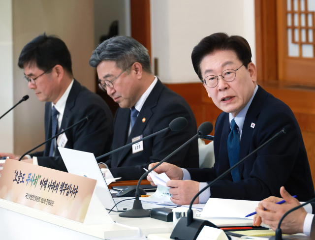 이재명 대통령이 28일 청와대에서 열린 국민생명안전위원회 제2차 전체회의에서 발언을 하고 있다. 연합뉴스