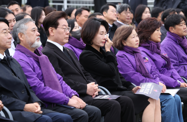 29일 서울 광화문광장에서 열린 이태원참사 4주기 기억식에서 이재명 대통령과 참석한 김혜경 여사가 추모영상을 보며 눈물을 닦고 있다. 연합뉴스