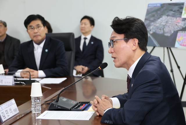 더불어민주당 김민석 대표가 29일 전북 새만금에서 열린 민주당 메가성장특별위원회 현장 간담회에서 발언하는 모습을 이원택 전북도지사가 바라보고 있다. 연합뉴스