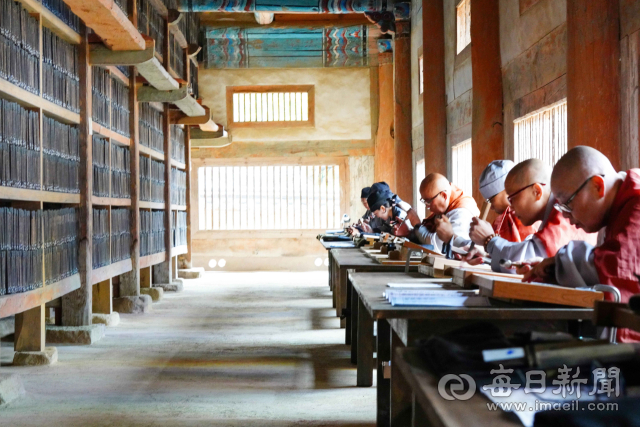 29일 오후 경남 합천군 법보종찰 해인사에서 국보이자 세계기록유산인 팔만대장경(8만1천352장)을 새롭게 판각하는 