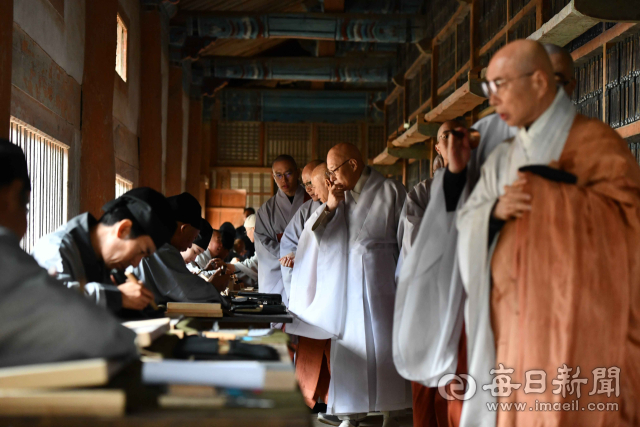 29일 오후 경남 합천군 법보종찰 해인사에서 국보이자 세계기록유산인 팔만대장경(8만1천352장)을 새롭게 판각하는 