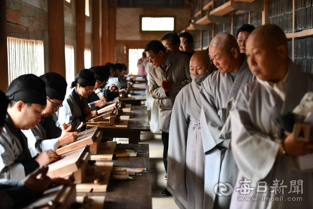 29일 오후 경남 합천군 법보종찰 해인사에서 국보이자 세계기록유산인 팔만대장경(8만1천352장)을 새롭게 판각하는 