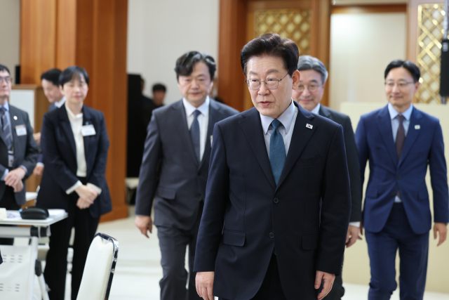 이재명 대통령이 28일 청와대에서 열린 국민생명안전위원회 제2차 전체회의에 입장하고 있다. 연합뉴스