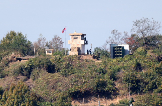 지난 23일 경기도 파주 접경지역에서 바라본 북측 초소에서 북한군 병사들이 보초를 서고 있다. 바로 옆에는 대남 확성기가 설치돼 있다. 연합뉴스