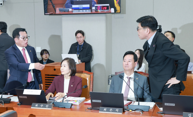 29일 국회 운영위원회에서 열린 대통령비서실, 국가안보실, 대통령경호처에 대한 국정감사에서 조국혁신당 김준형 원내대표(오른쪽)가 의사진행 발언을 통해 국민의힘 윤용근 의원의 자료제출 요구를 언급하자 국민의힘 이상휘 의원이 이에 항의하며 두 의원이 설전을 벌이고 있다. 연합뉴스
