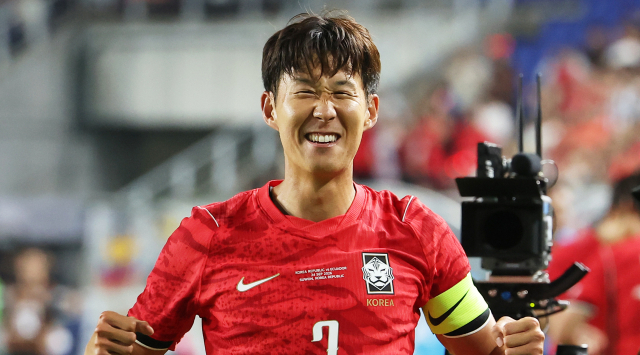 차마 뺄 수 없는 전력…손흥민-96라인 '불편한 동거'