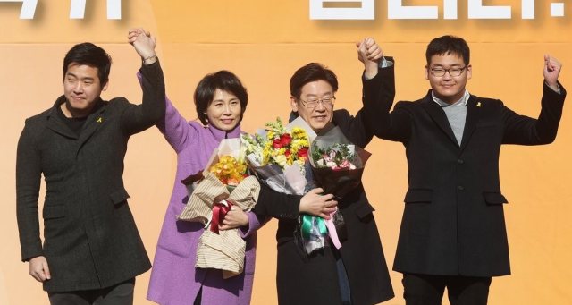2017년 1월 23일 당시 이재명 성남시장(현 대통령, 왼쪽에서 3번째)이 경기도 성남시 중원구 오리엔트 시계공장에서 대선 출마 선언을 하며 부인 김혜경 여사(왼쪽에서 2번째) 등 가족들과 함께 지지자들에게 인사하고 있다. 연합뉴스