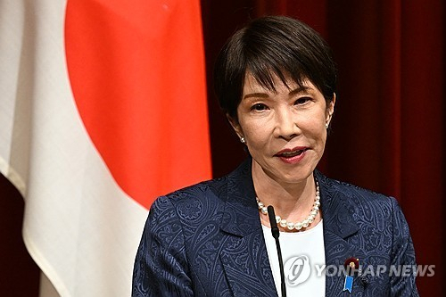 다카이치 사나에 일본 총리가 도쿄 총리 관저에서 취재진에게 전기·가스 보조금 지급 방침을 밝히고 있다. 연합뉴스