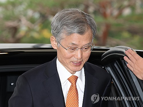 조희대 대법원장이 29일 서울 서초구 대법원으로 출근하고 있다. 연합뉴스