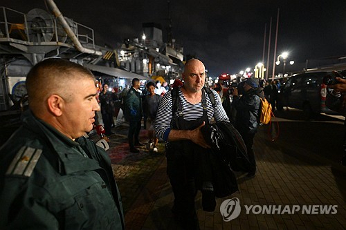28일(현지시간) 밤 드론 공격을 받아 침몰한 컨테이너선의 승조원들이 구조돼 불가리아 바르나항에 도착하고 있다. 연합뉴스
