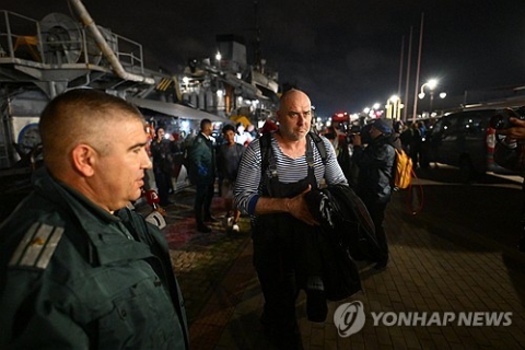 흑해서 그리스 컨테이너선 해상 드론 3대에 맞아 침몰…승조원 18명 전원 구조