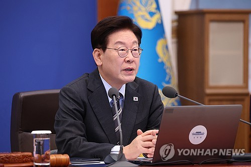 29일 청와대 영빈관에서 이재명 대통령과 프리드리히 메르츠 독일 총리가 양국 기업인 60여명이 참석한 공식 만찬에서 건배를 하고 있다. 연합뉴스