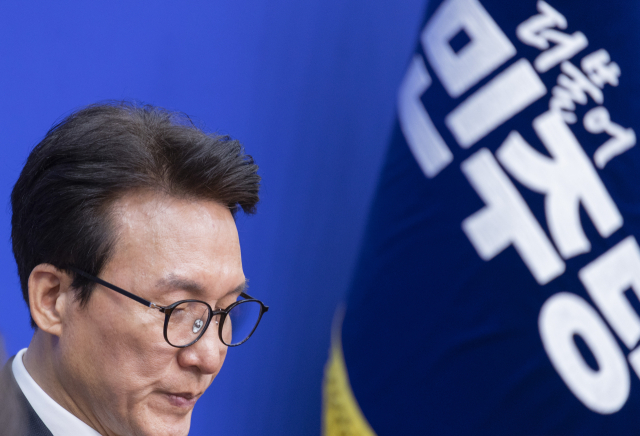 더불어민주당 김민석 대표가 30일 국회에서 열린 최고위원회의 도중 생각에 잠겨 있다. 연합뉴스