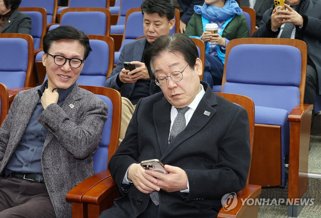 더불어민주당 대표 시절인 지난해 1월 이재명 대통령이 국회에서 열린 비상의원총회에서 휴대전화를 보고 있다. 연합뉴스