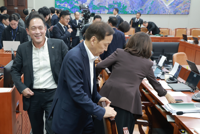 29일 국회 운영위원회에서 열린 대통령비서실, 국가안보실, 대통령경호처에 대한 국정감사에서 여야 의원들이 국민의힘 김태규 의원의 운영위원직 사임 요구와 관련해 설전을 벌이다 감사가 중지된 뒤 김 의원 등 운영위원들이 회의실을 떠나고 있다. 연합뉴스