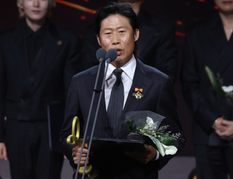 '신변보호 해제' 유해진에 유재석은 등 토닥…대통령 표창·보관문화훈장 나란히 수상