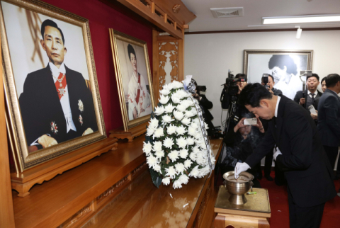 박정희 생가 찾은 장동혁, 방명록에 