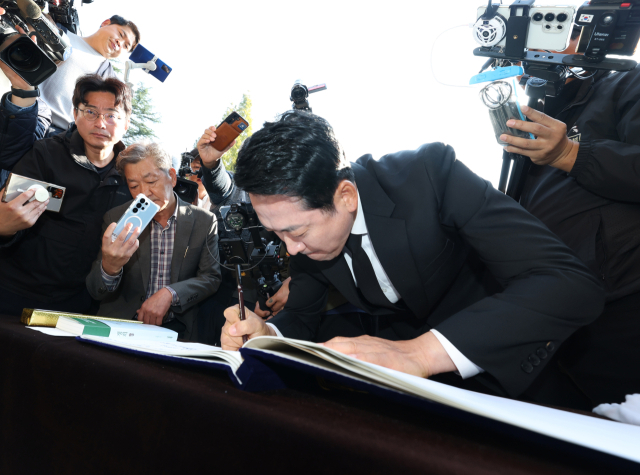 국민의힘 장동혁 대표가 30일 오전 경북 구미시 박정희 전 대통령 생가를 찾아 방명록을 작성하고 있다. 연합뉴스
