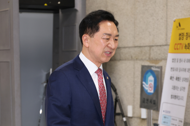 김건희 여사에게 260만원대 로저비비에 가방을 선물한 혐의로 기소된 국민의힘 김기현 의원이 30일 서울중앙지법에서 열린 1심 선고 공판에 출석하고 있다. 연합뉴스