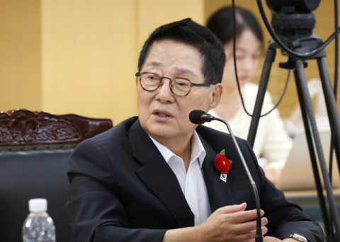 18분 만에 5번 고친 박지원 페이스북 글…'아들 부부'가 '지인'으로