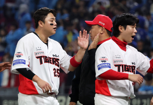 30일 전남광주 기아챔피언스필드에서 열린 프로야구 2026 포스트시즌 플레이오프 4차전 삼성 라이온즈와 KIA 타이거즈의 경기. 결승타를 친 KIA 한준수가 이범호 감독과 하이파이브 하고 있다. 연합뉴스