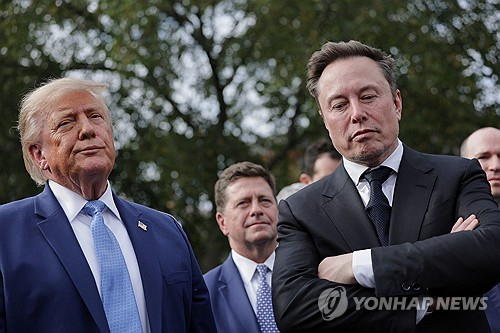 도널드 트럼프 미국 대통령과 일론 머스크 테슬라 최고경영자가 나란히 서 있다. 연합뉴스