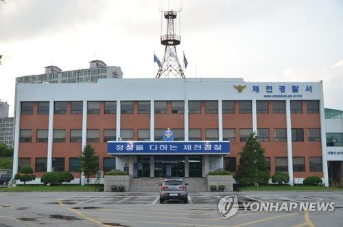 충북 제천시 봉양읍 한 과수원에서 1t 화물차가 사과나무를 들이받고 비탈길 옆으로 넘어진 현장을 경찰이 살펴보고 있다. 연합뉴스