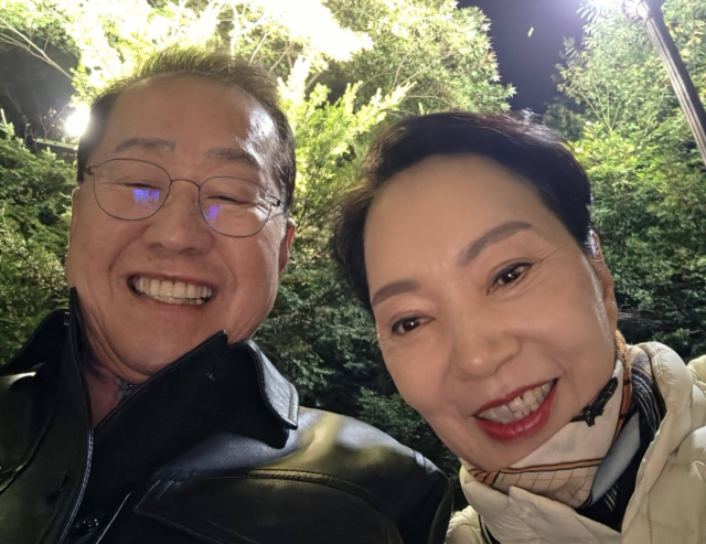 '순애' 洪, 아내와 50년 전 첫 데이트 시각 맞춰 고려대 다시 찾아…인증샷 20여장 폭풍 업로드