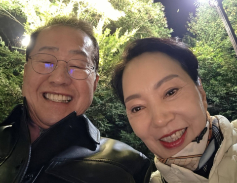 '순애' 洪, 아내와 50년 전 첫 데이트 시각 맞춰 고려대 다시 찾아…인증샷 20여장 폭풍 업로드