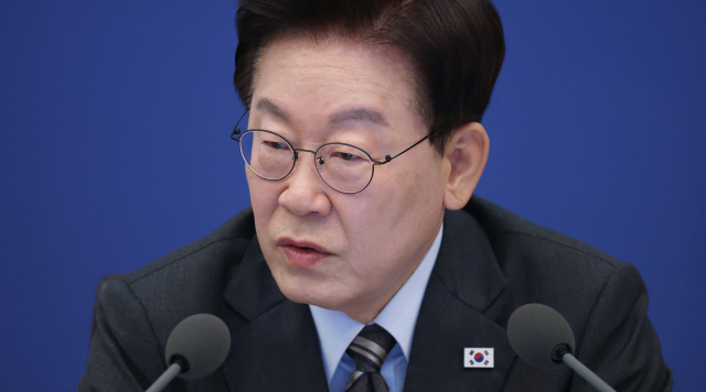 잦은 해외순방 지적에…李 대통령 