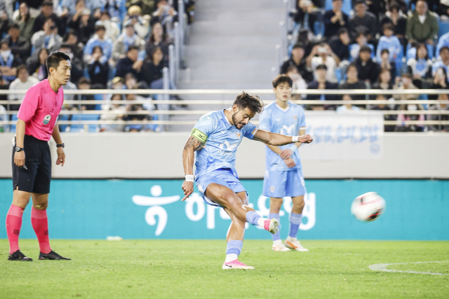프로축구 K리그2 대구FC의 세징야가 31일 아이엠뱅크파크에서 열린 수원 삼성 블루윙즈와의 경기에서 후반 37분 프리킥을 시도하고 있다. 세징야의 프리킥은 그대로 동점골이 됐다. 대구FC 제공