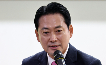李 